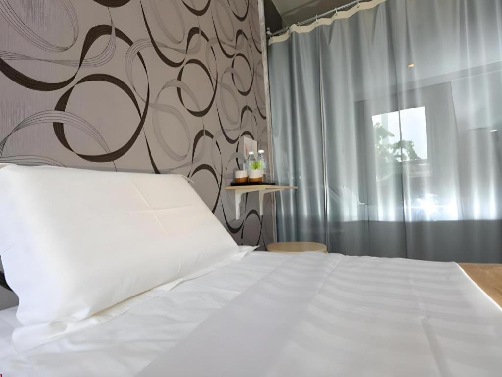 1 Hotel Taman Connaught Kuala Lumpur Exteriör bild
