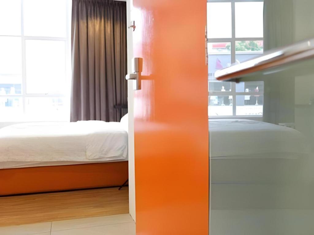 1 Hotel Taman Connaught Kuala Lumpur Exteriör bild